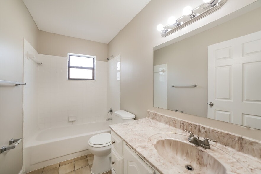 Building Photo - 5901 Lincoln Cir W