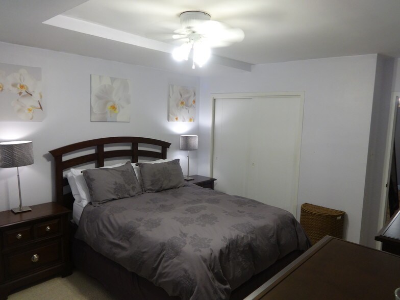 large spacious bedroom (staged furniture, unit unfurnished) - 1121 Arlington Blvd