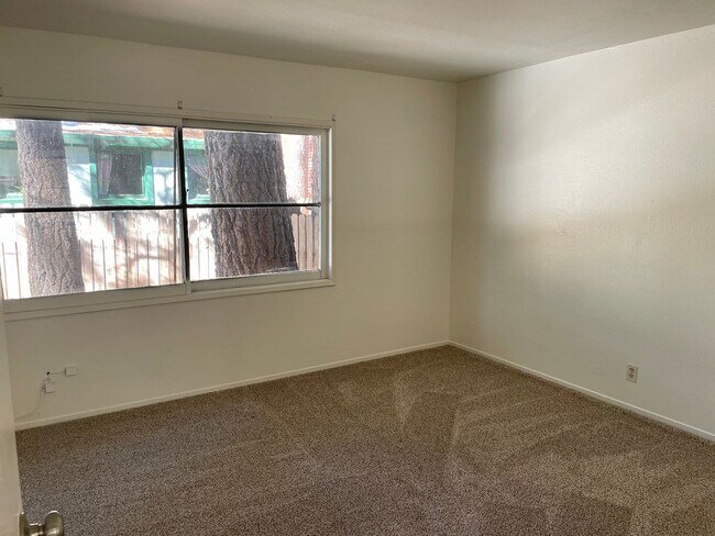 Building Photo - 1049