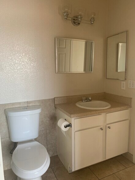 Building Photo - 444 W Ivyglen St