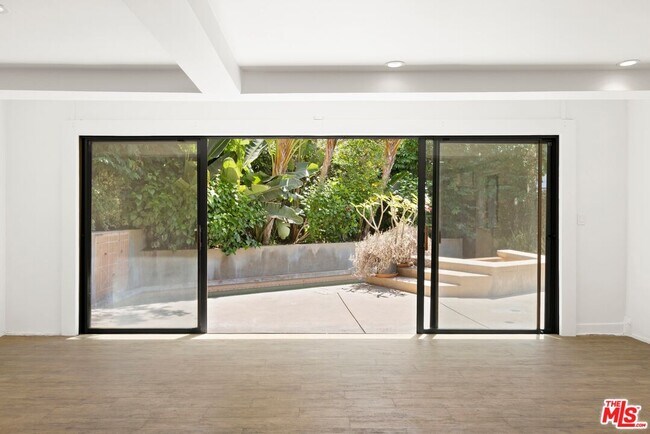 Building Photo - 1121 La Collina Dr