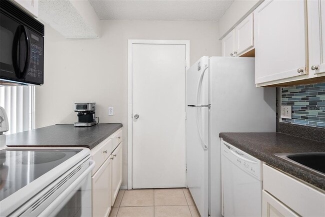 Building Photo - 4215 E Bay Dr