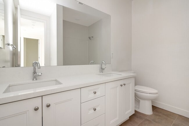 Building Photo - SOUTHCOVE Luxury: SPACIOUS TOWNHOME with O...