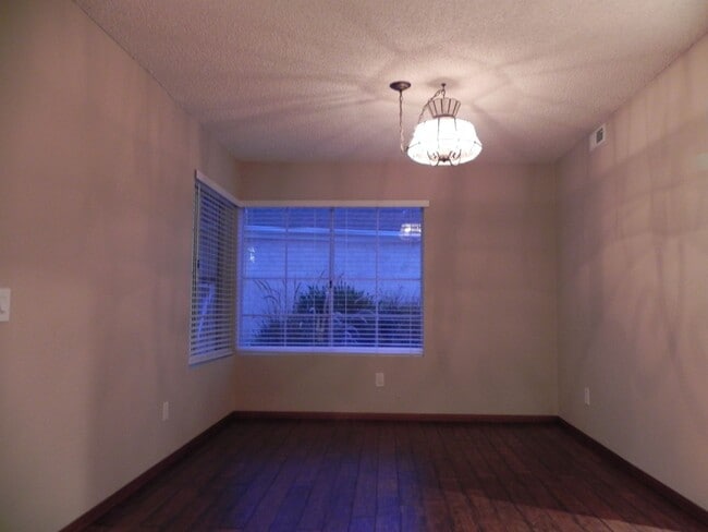 Building Photo - 4 Bed/2.5 Bath Spacious Two Story Home at ...