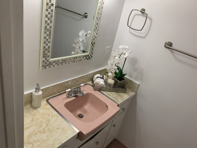 Building Photo - 1221 S Sherbourne Dr