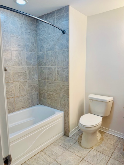 Updated bathroom - 590 Royal Oak Dr