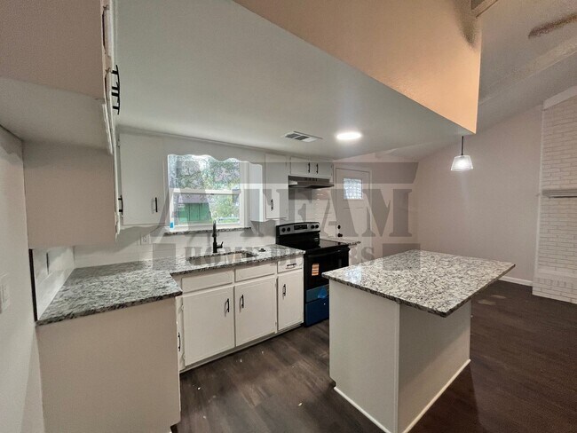 Building Photo - This beautifully remodeled 2-bedroom, 1-bathroom home