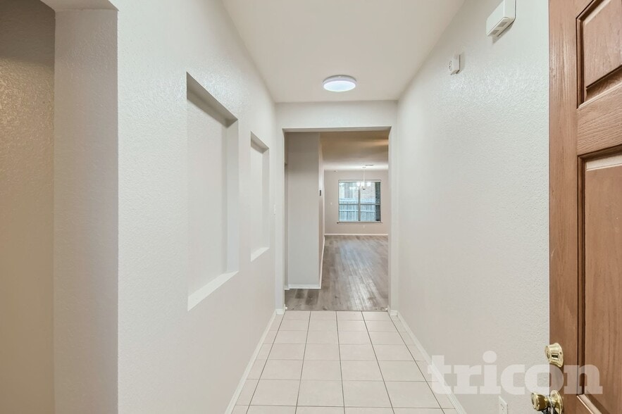 Building Photo - 7101 Crenshaw Dr