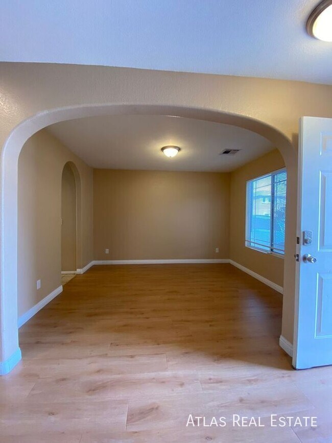 Building Photo - 5345 N Santa Fe Heights St