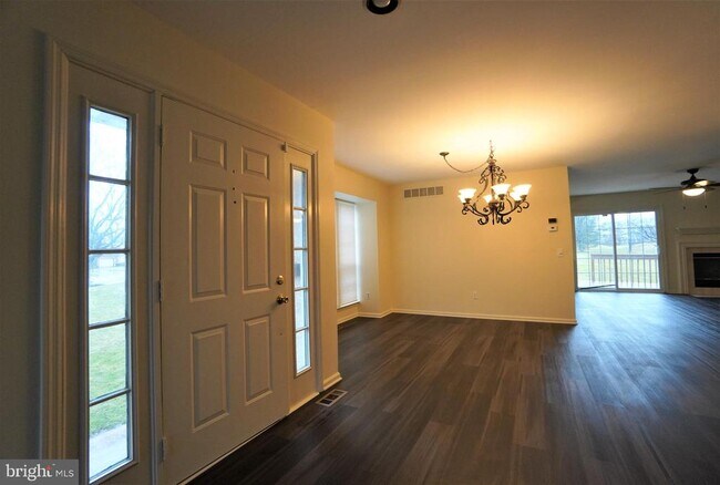 Building Photo - 458 Country Club Dr