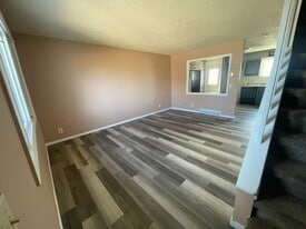 Building Photo - 822 Badger Ln