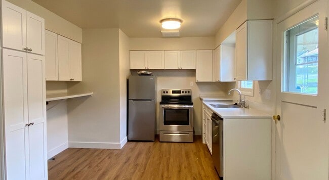 Building Photo - Freshly Updated Duplex Unit