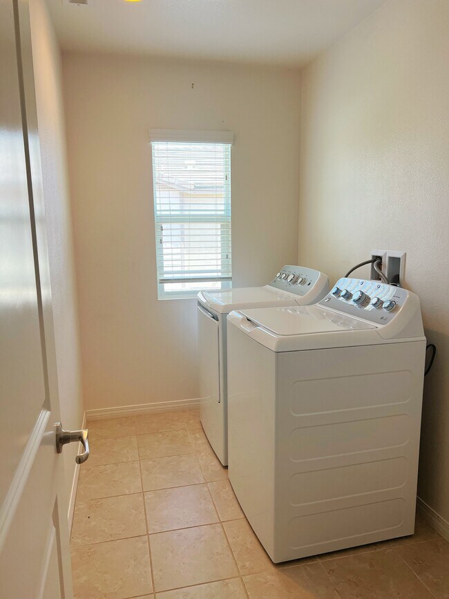 Building Photo - 743 Matthys Way