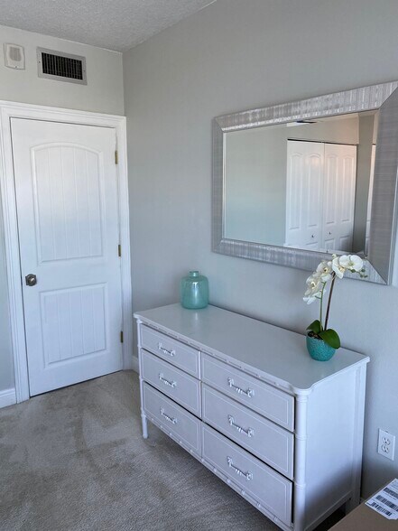 Guest room - 140 Seaview Ct