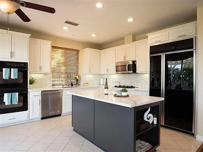 Building Photo - Amazing 2 story 4 bedroom