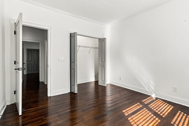 Building Photo - Updated Cottage 5 mins from Uptown Charlotte!