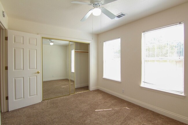 Building Photo - 3 Bedroom Home in Country Heights