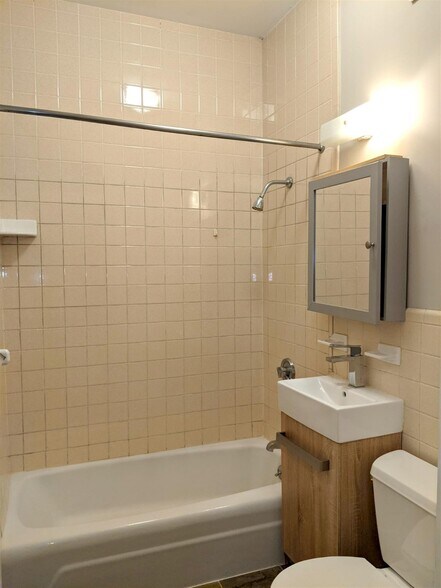 Building Photo - 18 Park Ave