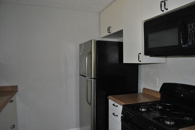 Building Photo - Spacious 1-Acre Lot
