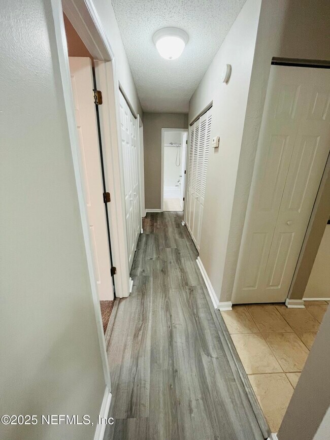 Building Photo - 8880 Old Kings Rd S