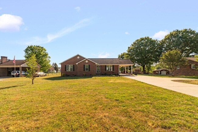 Building Photo - Beautifully Updated 3 bedroom, 2 bathroom Brick Ranch in Lexington