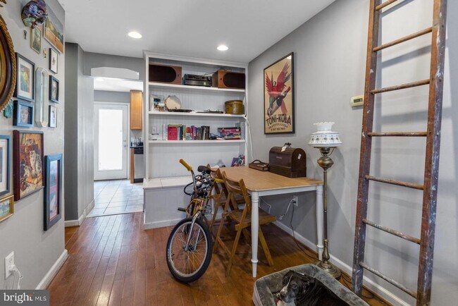 Building Photo - 714 Medina St