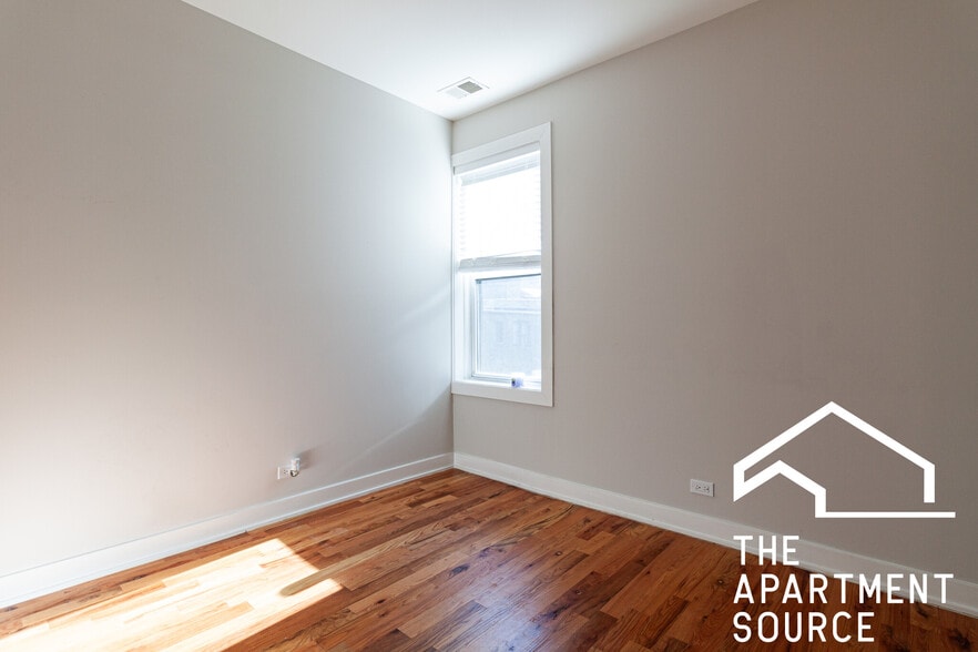 Building Photo - 648 W Wrightwood Ave