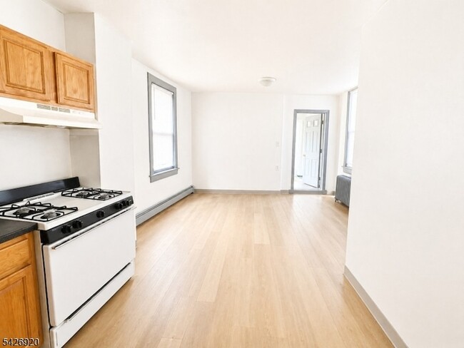 Building Photo - 840 Mt Prospect Ave