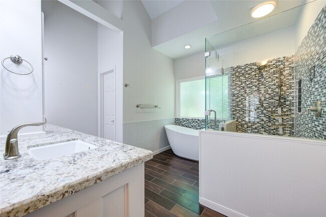 Building Photo - 25 Fairway Oaks Pl