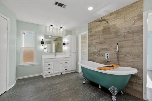 Building Photo - 6003 Long Leaf Dr