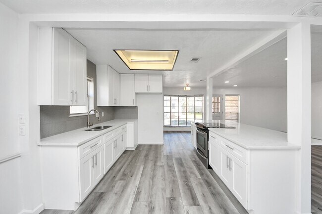 Building Photo - 8011 La Roche Ln