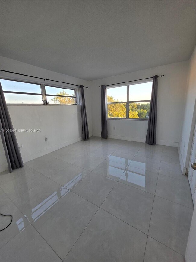 Building Photo - 1351 NE 191st St