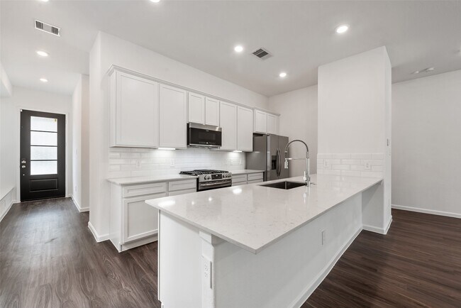 Building Photo - 653 Royal Arch Dr