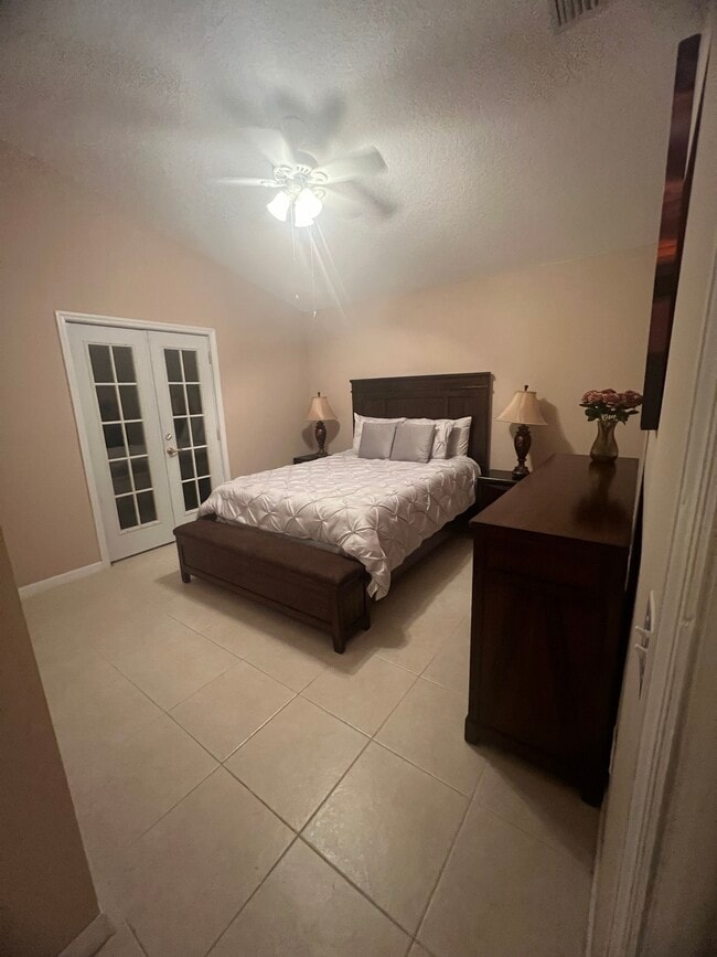 Building Photo - 922 Jackson Way