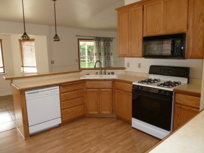 Building Photo - Spacious Home in Desirable Quail Ridge Neighborhood