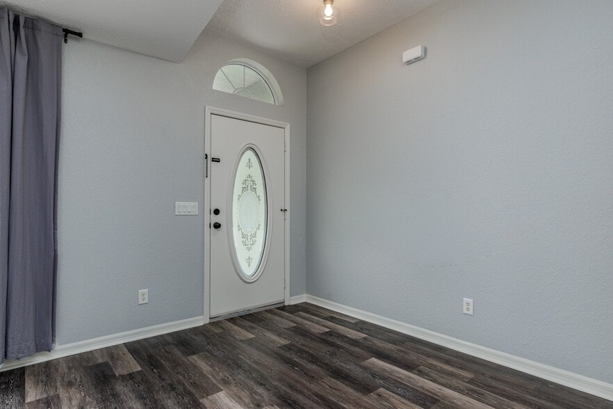 Building Photo - 320 N Fresno Ave