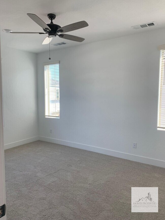Building Photo - 490 W Mahogany Ln