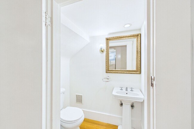 Building Photo - 924 Clayton St