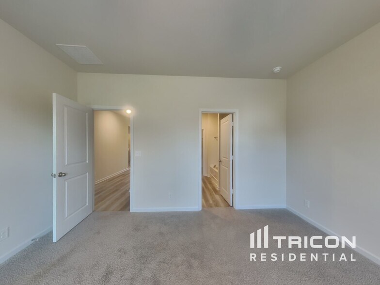 Building Photo - 255 Oliver Dr