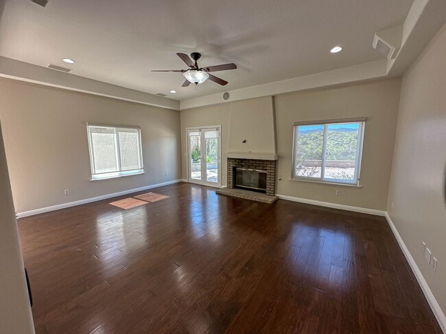 Building Photo - Single Story 3 Bedroom Home for Rent in Newhall!