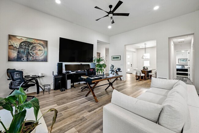 Building Photo - 104 Desert Rose S