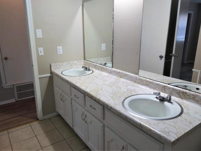 Building Photo - Lovely Duplex in Moore, OK
