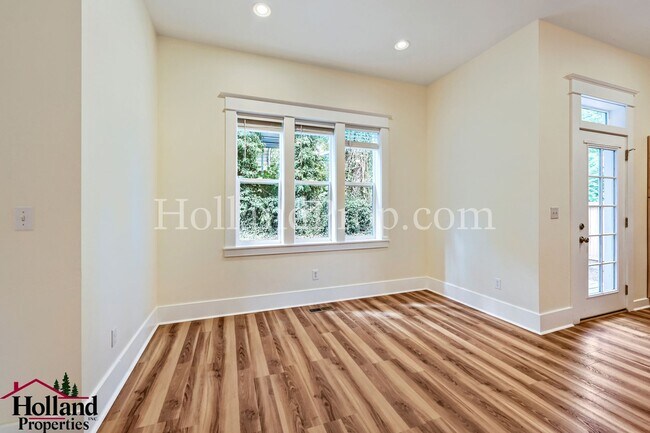 Building Photo - Great, Spacious & Inviting Home in the Heart of Milwaukie! Move-in Special DISCOUNT of $200!!!