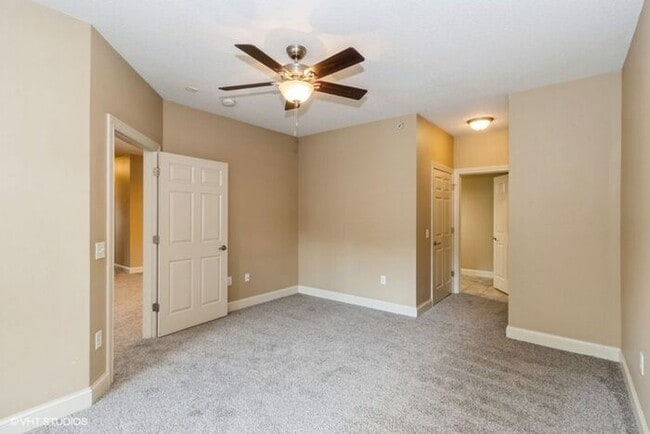 Building Photo - $2,100 | 3 Bedroom, 2 Bathroom Condo | No ...