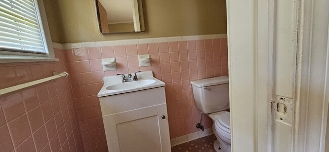 Building Photo - 2004 Roebuck St