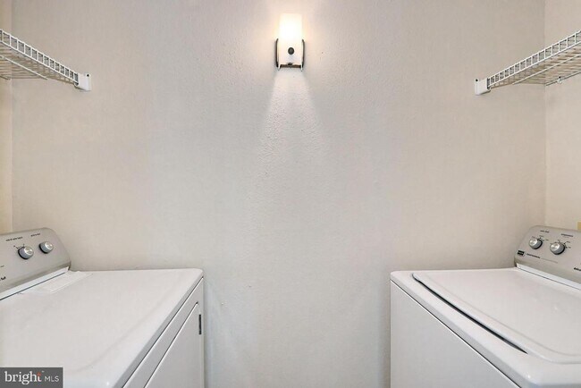 Building Photo - 1513 Lincoln Way