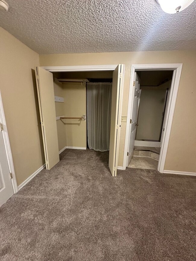 Building Photo - 4 Bedroom Condo near campus