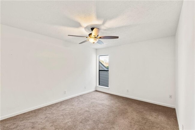 Building Photo - 2685 Meadowlawn Dr