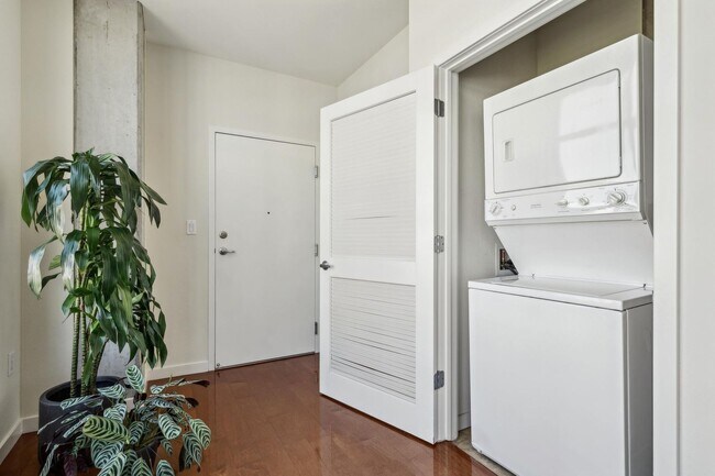 Building Photo - Refined Urban Condominium at Jack London S...