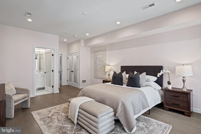 Building Photo - 2106 Spring St